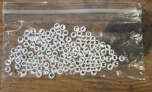 ALFABETO lettera a forma di disco PERLINE bianche con PLASTICA nera piccole miste lotto 0,6 once - Foto 1 di 3