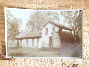 DAME IN WEISS VOR DEM HAUS, ANFANG 1900. VINTAGE 8" x 5" MIT PAPIERSCHADEN * SP2 - Bild 1 von 5