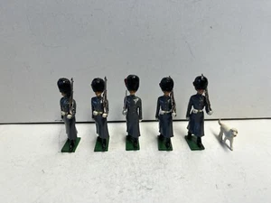 Juego de 6 miniaturas de Soldier Center Coldstream Guard marchando con perro - Imagen 1 de 4