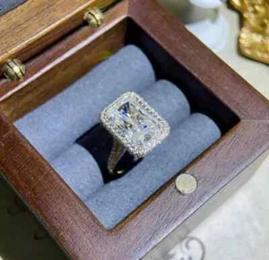 Anillo de compromiso de diamantes cultivados en laboratorio VS1/G corte radiante de 4,20 quilates de oro blanco de 14 k - Imagen 1 de 5