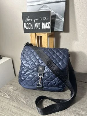 Bandolera grande Calvin Klein REVERSIBLE azul marino acolchada con logotipo usada en excelente estado-como nueva Foto 1 de 4