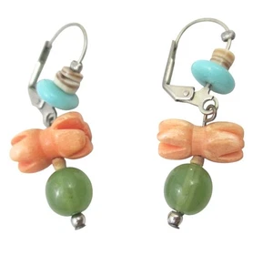 Vintage Faux Türkis geschnitzte Koralle Schleife Haken Ohrringe grüne Jade Glasperlen - Bild 1 von 2