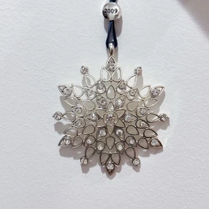 Ornamento fiocco di neve strass tono argento Trifari 2009 3,5" - Foto 1 di 8