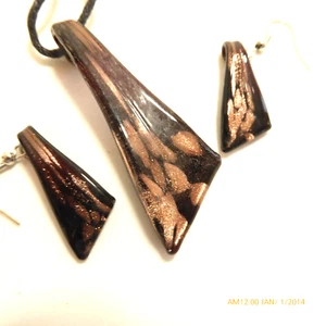VINTAGE BLACK & COPPER GLASS NECKLACE & EARRINGS SET PLUS COPPER ENAMEL BUTTONS - Picture 1 of 7