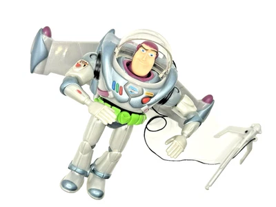 "Figura de acción Toy Story Buzz Lightyear 5"" con cinturón de gancho de agarre y alas Jetpack" Foto 1 de 4