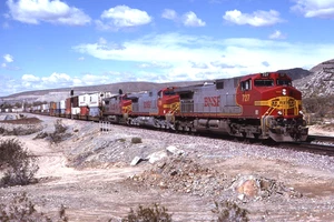 Original Dia: BNSF C44-9W 727 + 2 Action at Oro Grande, CA - Bild 1 von 1