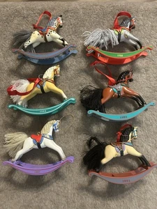 6 adornos de recuerdo de sello de colección caballo mecedor coleccionista serie 80’s 90’s Nobox - Imagen 1 de 8