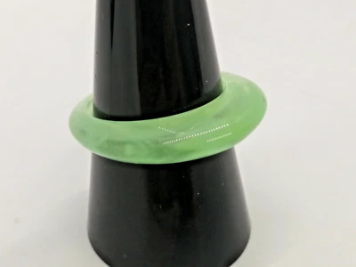 Anillo de plástico verde fresco talla 9 Foto 1 de 4