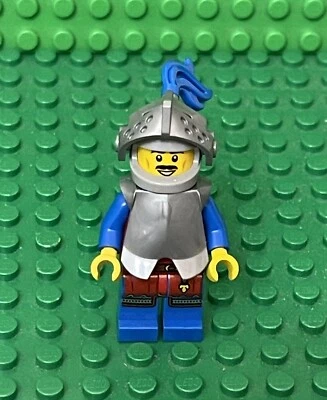 Lego Caballeros León Castillo Caballero Mini Figura con Pecho, Casco Pluma Azul Foto 1 de 4