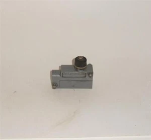 Micro Switch 15a-125a 2-600VAC Enclosed Limit Switch Side Mount 8ZG1-2RN 8702 - Picture 1 of 3