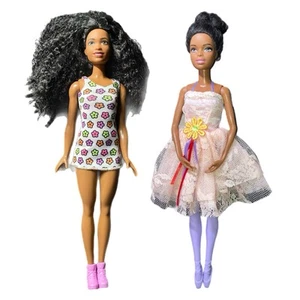 Konvolut 2 Barbies Afroamerikaner 2019 & 2022 mit abgebildeter Kleidung - Bild 1 von 10