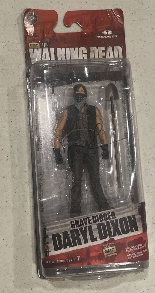 Figura Autografiada The Walking Dead Grave Digger Daryl Dixon Serie 7  Foto 1 de 2
