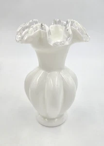 Vintage Fenton Silver Crest Milchglas geraffter Rand Melone Vase 6" hoch - Bild 1 von 3