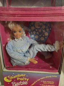 Muñeca Barbie de colección para fiesta de pijamas con bolso para llevar - Imagen 1 de 9