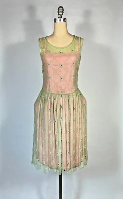 Antiguo vestido rosa y verde sandía de 2 capas de seda con cuentas de 1920 con alforjas originales Foto 1 de 4