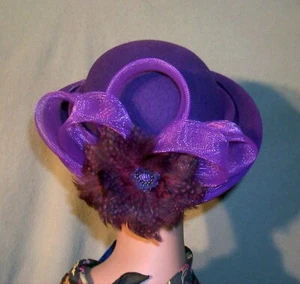 Sombrero de conducción de carro, fieltro de lana. Adorable en morado con banda y flor de pluma - Imagen 1 de 6