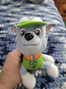 Peluche Paw Patrol 8" Giocattolo Imbottito Animale Cucciolo Rocky Riciclaggio 2015 Cane Spin Master - Foto 1 di 6