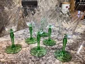 Óptica Fostoria Swirl vintage con base verde. ¡6 copas de agua por un precio! - Imagen 1 de 6