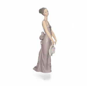 Lladro Brautjungfer Figur 5598 lila Kleid Hut mit Blumen ohne Karton - Bild 1 von 9