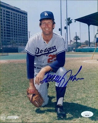 Foto Brillante 8x10 Firmada por Tommy John Los Angeles Dodgers Autenticada por JSA Foto 1 de 2
