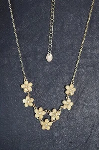 Kette mit beigen Blümchen - Bild 1 von 2