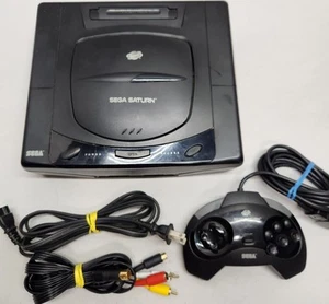 SEGA Saturn MK-80000A Console Nera con Controller, Cavi Noleggio Blockbuster - Foto 1 di 13