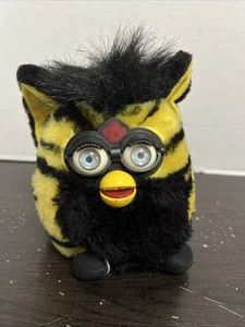 Furby Plüsch gelb/schwarz Hummel Nanco großer Tiger Hasbro 1999 - Bild 1 von 8
