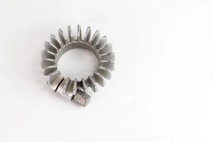 Abrazadera de aleta de cabezal de escape Triumph 500 T90 T100 70-4947 incluye perno - Imagen 1 de 8