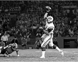Joe Namath New York Jets Unsigned Throwing Photograph - Picture 1 of 1