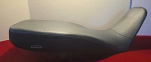 KLR650 Corbin Motorcycle Low Seat 1987-2018 No. 2285396 Carbon Fiber & Black - Foto 1 di 19
