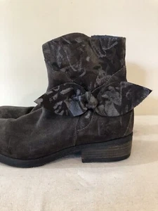 COM Creation of Minds Damen-Stiefeletten aus Wildleder mit Schleife Gr. 9,5/40 Schiefer einzigartig - Bild 1 von 12