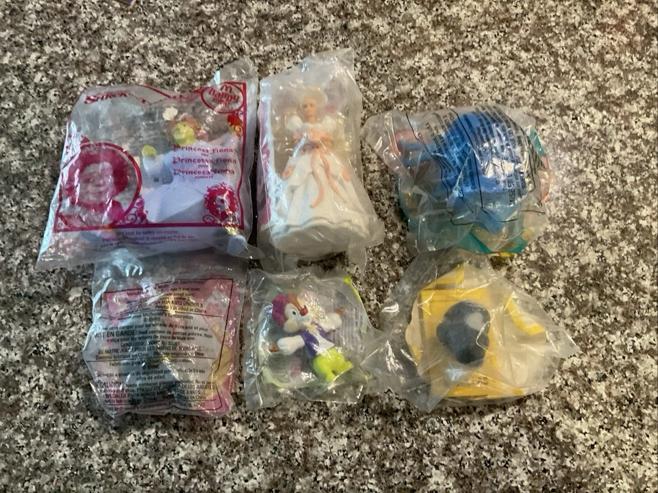 儿童餐玩具套装 (6) 芭比娃娃、虫子生活、史莱克、阿尔文和花栗鼠 + 更多 — 第 1/4 张图片