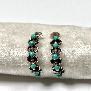 VINTAGE ZUNI PETIT POINT TURQUOISE AND STERLUNG SILVER HALF HOOP STUD EARRINGS - Picture 1 of 7