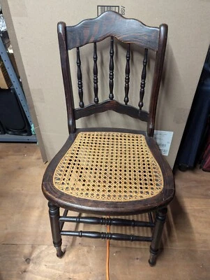 Silla lateral con husillo de asiento de bastón Hitchcock de madera vintage Foto 1 de 4