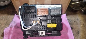 PEUGEOT CITROEN UNDER BONNET FUSEBOX / BSM MODULE 9667199680 - Picture 1 of 4