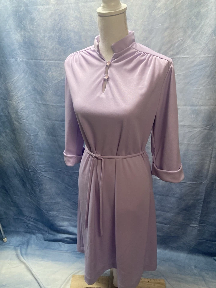 Vestido de poliéster esportivo casual feminino vintage década de 1960 roxo claro tamanho 16 com cinto - Imagem 1 de 4