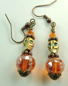 Orecchini teschio ematite con cristallo arancione fatti a mano boho chic - Foto 1 di 1