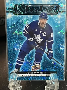 JOHN TAVARES---2023-24 CUBIERTA SUPERIOR----DESLUMBRANTES AZULES----HOJAS DE ARCE - Imagen 1 de 2