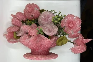 Escultura de colección con arreglo floral fundido de espaguetis de palomitas de maíz rosa Lucita - Imagen 1 de 6