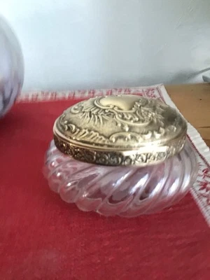 Ancien Poudrier Déco En Repoussé - Photo 1/4