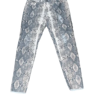 Pantalones de mezclilla ajustados L&B Luck & Blessed de piel de serpiente envejecida con estampado de reptil nuevos con etiquetas - Imagen 1 de 4