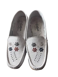 Ladies Cotton Traders Soft Leather Size 4 White Loafers Shoes Flower Pattern - Picture 1 of 9