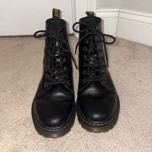 Dr. Martens Women's 1460 Black Leather Lace Up Boots Women’s Size: 8 US - Picture 1 of 4
