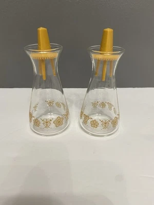 Винтажный круизный набор PYREX 70-е масло и уксус стекло 4 дюйма весенний цветок желтый ретро - Изображение 1 из 4