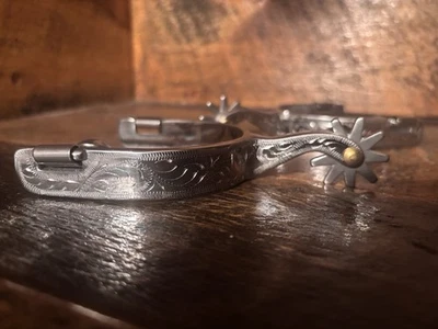 Espuelas vaqueras occidentales de acero inoxidable grabadas con filas de estrellas Foto 1 de 3