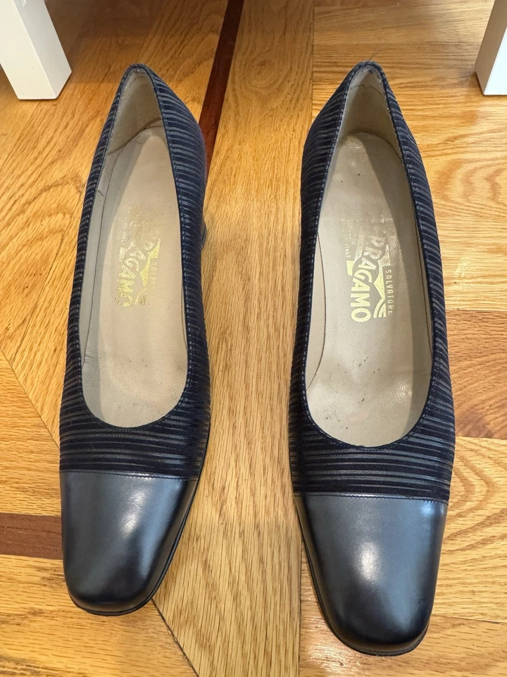 Zapatos de salón Salvatore Ferragamo azul marino ilusión tela charol puntera 8,5 Foto 1 de 2