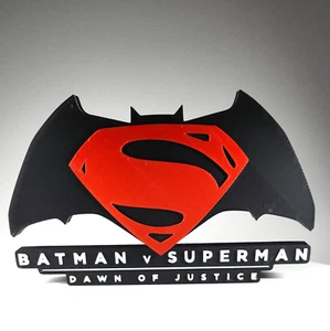 Batman v Superman L'alba della giustizia | Logo stampato in 3D | | Espositore autoportante - Foto 1 di 6
