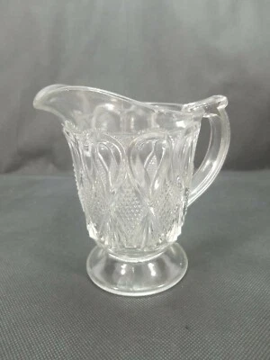 Стеклянный прозрачный мини-кувшин для сливок высотой 3,5 дюйма с винтажной гравировкой - Изображение 1 из 4