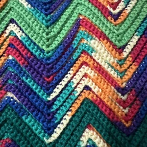 Vintage gehäkelte Zick Zack afghanische Decke Überwurf Regenbogen Chevron Muster 42” x 60” - Bild 1 von 5