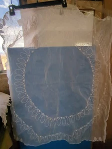 Mantel Ottavia blanco de nailon transparente con borde festoneado bordado 36" X 40" - Imagen 1 de 6